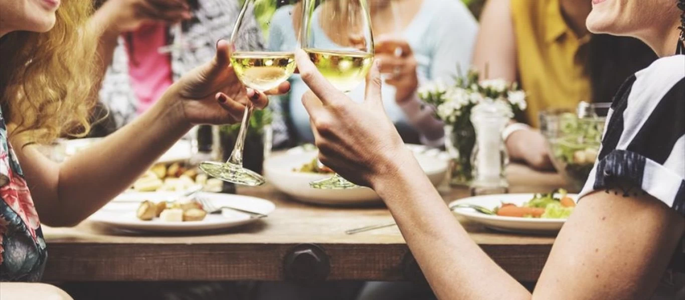 Γιατί πεινάμε πολύ όταν πίνουμε αλκοόλ; - Οι επιστήμονες απαντούν